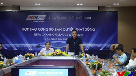 Ông Trần Văn Thắng (phải) trả lời báo giới trong cuộc họp báo.
